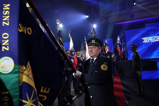 Za praznično vzdušje so poskrbele tudi zastavonoše in nosilci bojnih zastav veteranskih organizacij, Slovenske vojske in Policije.  FOTO: Borut Živulović/Bobo 