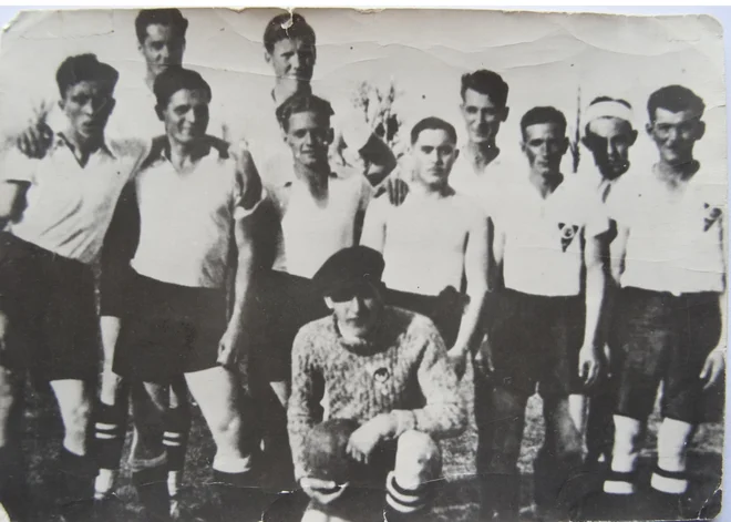 Moštvo SK Kočevje leta 1935; čepi Viktor Vidovič; spredaj stojijo z leve: Viljem Jonke, Karl Cimer, Polde Čuk, Ivan Talar, Franc Orehek in Lojze Seljak; zadaj stojijo z leve: Štefan Rus, Peter Vovk, Julči Koprivšek in Heini Martinčič. Foto Arhiv NK Kočevje