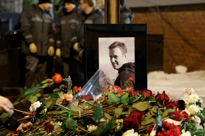 Navalnega so pokopali v Moskvi. Njegovega pogreba se je udeležila množica ljudi, FOTO: Stringer Reuters