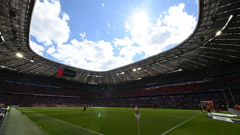 Kljub sporu zaradi TV-pravic se bo vseeno na Allianz Areni v Münchnu igral nogomet. FOTO: Angelika Warmuth/Reuters