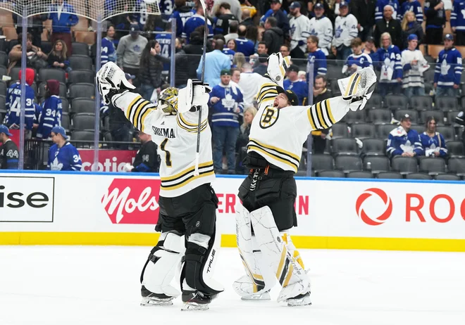 Takole sta se zmage v Torontu veselilla bostonska vratarja Jeremy Swayman in Linus Ullmark. FOTO: Nick Turchiaro/USA Today Sports