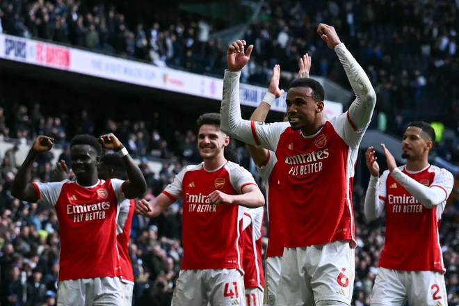 Nogometašem Arsenala se je po zadnjem žvižgu odvalil kamen od srca. Foto Ben Stansall/AFP