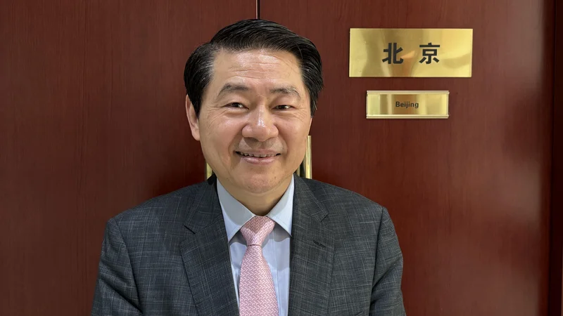 Wang Huiyao: Vsi na Kitajskem uporabljamo telefone in z njimi volimo vsak dan – kaj jemo, kam potujemo, kaj kupujemo … Vse to so naše volitve, ko glasujemo z denarnico. Vlada ima prek mobilnih aplikacij ogromno podatkov o ljudeh, denimo prek wechata, zato natančno ve, kaj si želijo. FOTO: Aljaž Vrabec