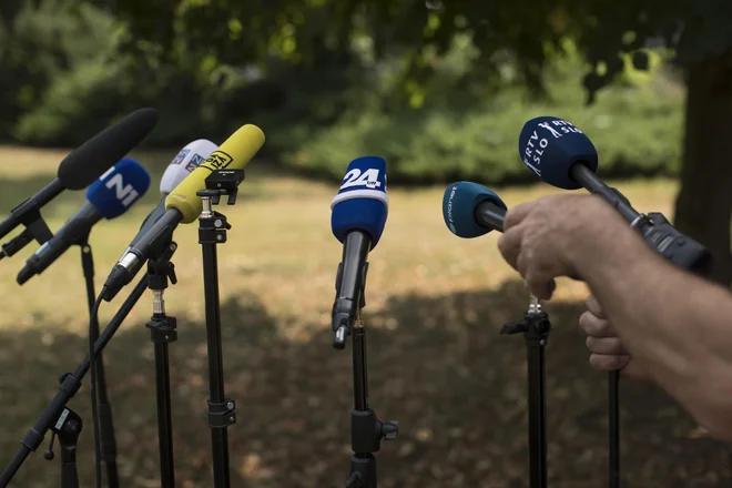 Doslej je lahko evropska komisija pri političnem podrejanju javnih medijev le izražala zaskrbljenost ali izvajala politični pritisk brez dejanskih ukrepov. FOTO: Jure Eržen/Delo