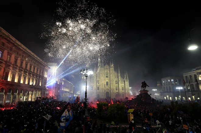 Na znameniti »Piazza Duomo« se je pelo in veselilo d o zgodnjih jutranjih ur. FOTO: Massimo Pinca/Reuters