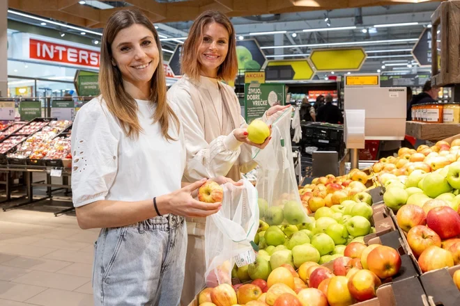 Trajnostni nakup sadja in zelenjave v Sparovih mrežastih vrečkah. FOTO: SPAR Slovenija