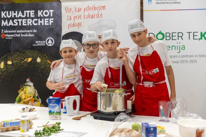 Fotografija: Učenci so kuhali pred Intersparom v Murski Soboti in v Cityparku v Ljubljani. FOTO: SPAR Slovenija