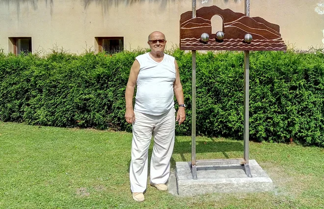 »Rad imam življenje in nikoli mi ni dolgčas. Nikomur ničesar ne zavidam. Če se vedno pošteno boriš za resnico, ti ni treba misliti na grde reči, lahko misliš samo na lepe in to te spodbuja pri ustvarjanju,« pravi Rudi Stopar. Foto osebni arhiv