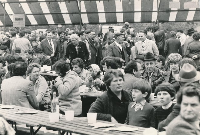 Prvi maj leta 1974: pri hrani in pijači so sindikatom pomagale številne tovarne jedil in pijač, delavci raznih drugih podjetij so postavili plesišče in klopi, kotle za kuhanje je posodila vojska. FOTO Fotodokumentacija Dela