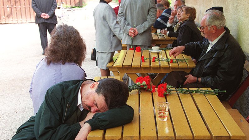 Fotografija: Delavski praznik leta 1999. Nekateri so po dolgi noči omagali. FOTO Igor Zaplatil