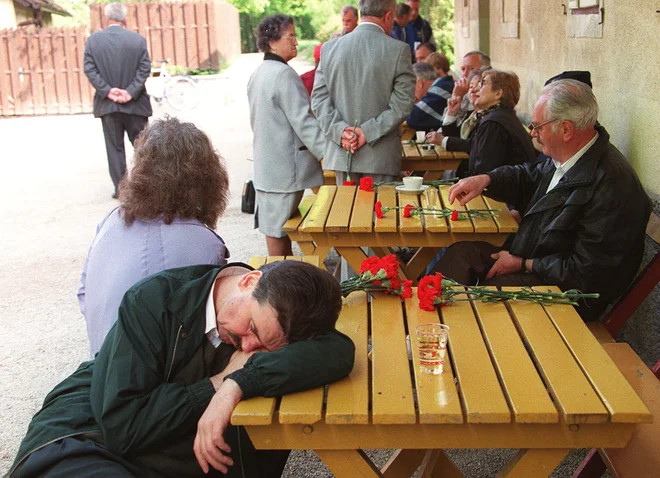 Delavski praznik leta 1999. Nekateri so po dolgi noči omagali. FOTO Igor Zaplatil