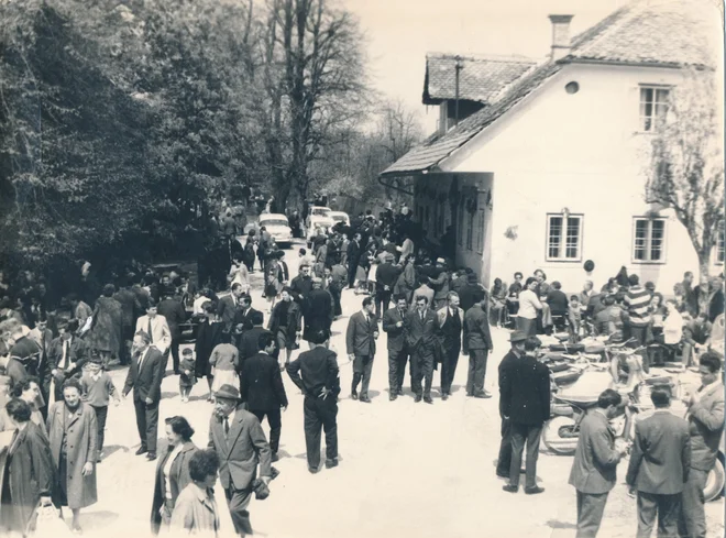 Leta 1967 so nekateri na Rožnik prišli peš, drugi z motorji, tretji – zelo redki – celo z avtom. FOTO Fotodokumentacija Dela