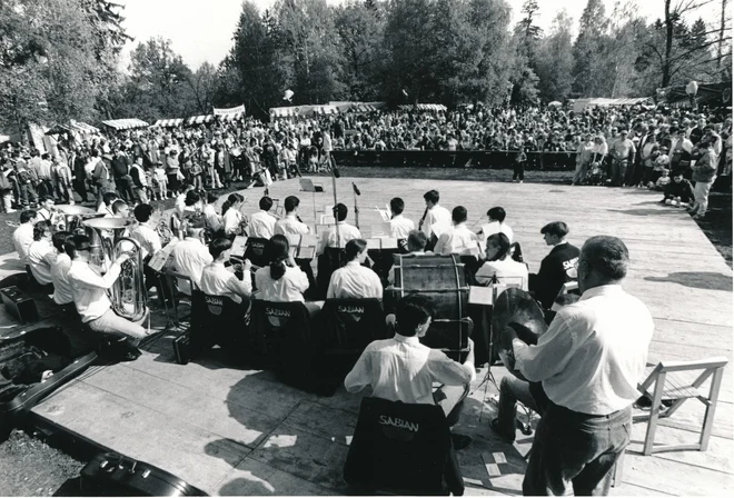 Ob Pop Designu, Dušanu Semoliču, ljubljanskem županu je bil na Rožniku leta 1995 srečelov, za hrano in pijačo pa je skrbelo osem gostincev. FOTO Igor Modic