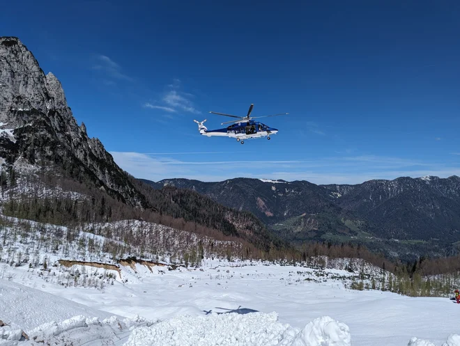 Posadka Letalske policijske enote je z namensko helikoptersko žolno v izjemno kratkem času natančno locirala mesto, kjer je bil zasut ponesrečeni. FOTO: PU Kranj