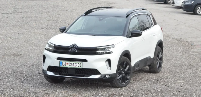 Citroën C5 aircross ni zelo velik, a je eden bolj praktičnih križancev. Novi hibridni pogon prepriča manj kot nekoč prevladujoč dizelski motor. FOTO: Gašper Boncelj