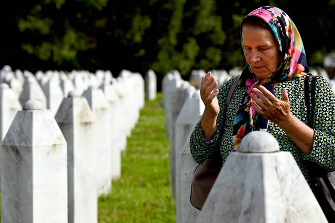 Enote bosanskih Srbov so leta 1995 v Srebrenici, ki je bila takrat pod zaščito ZN, pobile najmanj 8000 Bošnjakov. FOTO: Elvis Barukcic/AFP