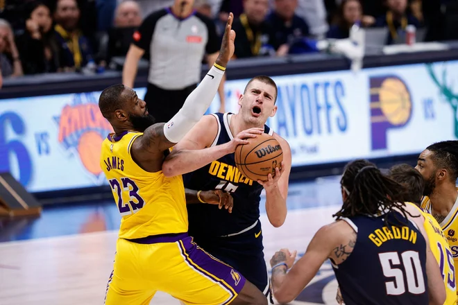 V dvoboju zvezdnikov LeBrona Jamesa in Nikole Jokića je bil uspešnejši slednji. FOTO: Isaiah J. Downing/USA Today Sports