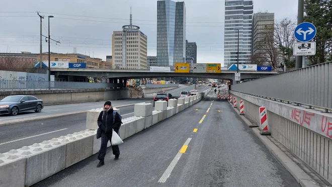 Rekonstrukcija nadvoza nad Dunajsko cesto v Ljubljani je ena najkompleksnejših faz v sklopu gradnje novega ljubljanskega potniškega centra, promet je v času del prilagojen. FOTO: Blaž Samec
