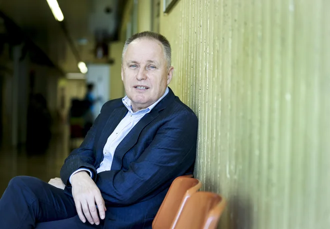 Dr. Slavko Gaber: »Ko poslušam, da je na našem področju, torej v šolah, problem v tem, da zahtevamo preveč znanja, vidim, da je res hudo.« FOTO: Jože Suhadolnik/Delo