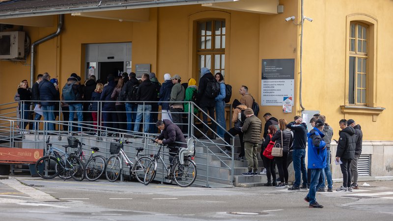 Fotografija: Največja gneča je na oddelku za tujce na Tobačni ulici v Ljubljani, kjer imajo že približno 15.000 nerešenih vlog. FOTO: Črt Piksi/Delo