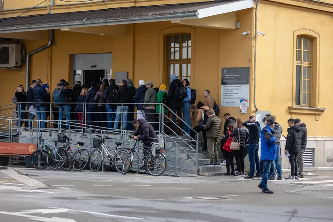 Največja gneča je na oddelku za tujce na Tobačni ulici v Ljubljani, kjer imajo že približno 15.000 nerešenih vlog. FOTO: Črt Piksi/Delo