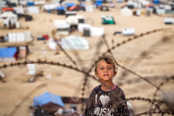 Otrok v begunskem taborišču v Rafi. FOTO: Afp