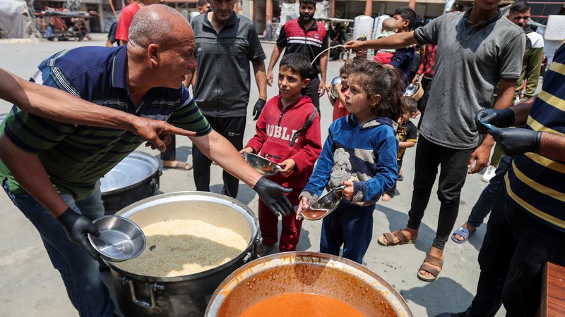 Fotografija: Organizacija World Central Kitchen je na Zahodni breg dostavila hrano. FOTO: Ramadan Abed/Reuters