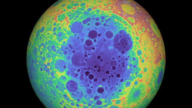 Posnetek kraterja Južni pol Aitken, najnižji del je obarvan modro in vijolično. FOTO: Nasa/Univerza v Arizoni