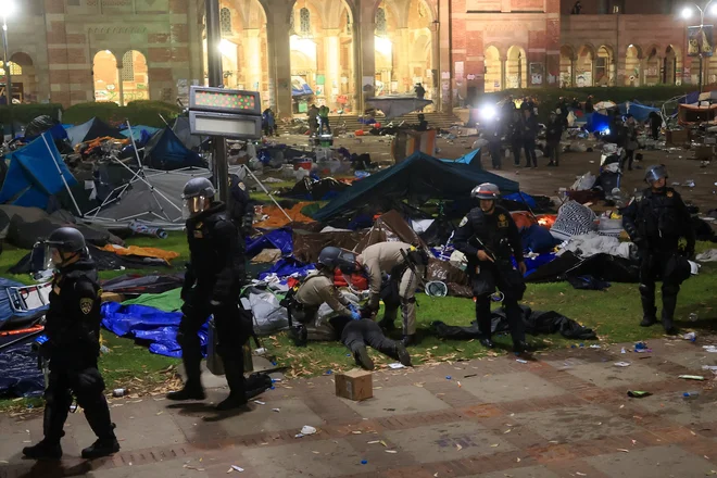 Policija nad demonstrante kalifornijske univerze UCLA v Los Angelesu.  Foto David Swanson/Reuters
