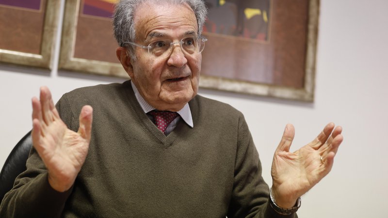 Fotografija: »Za danes in jutri nisem optimist, za prihodnost morda bolj. Dozoreva civilna zavest. Ob teh dveh blokih, ki povsod rasteta in se krepita, se ljudje počasi že zavedajo, da drugače ne bo šlo,« pravi nekdanji predsednik evropske komisije Romano Prodi. FOTO: Leon Vidic/Delo
