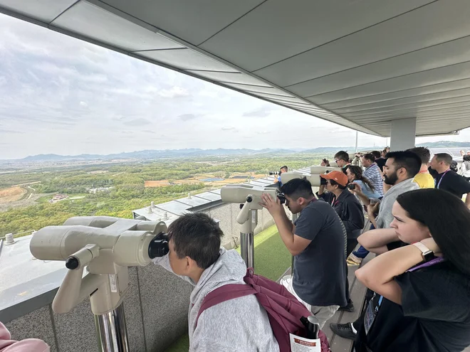 Razgledna ploščad s turističnimi daljnogledi, od koder turisti pogledujejo na demilitarizirano cono in ozemlje Severne Koreje. FOTO: Nejc Gole/Delo
