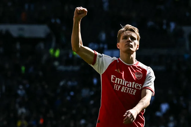 Martin Ødegaard z Arsenalom bije tesno bitko za naslov angleškega prvaka proti Manchester Cityju. FOTO Ben Stansall/AFP