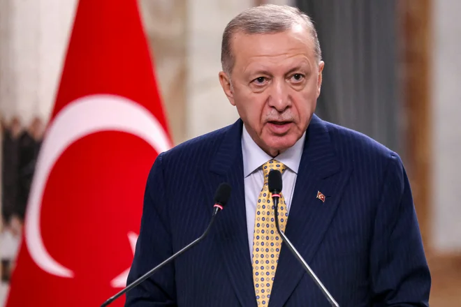 Turški voditelj Recep Tayyip Erdoğan od začetka izraelske ofenzive v Gazi poziva k prekinitvi ognja, posebej ostro pa kritizira izraelskega premiera Benjamina Netanjahuja. FOTO: Ahmad Al Rubaye/Reuters