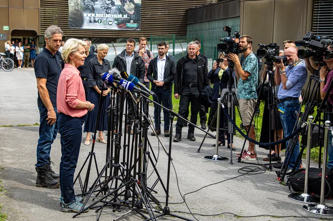 Predsednik vlade Robert Golob in predsednica evropske komisije Ursula von der Leyen med srečanjem v Ljubljani avgusta lani. FOTO: Voranc Vogel