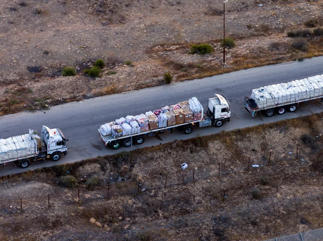 Konvoj humanitarne pomoči v Egiptu, blizu Rafe. FOTO: Oren Alon/Reuters