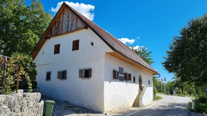 Prešernova hiša bo po prenovi zaživela kot etnološki muzej ter bo razbremenjena vsega odvečnega. Obiskovalce bodo po novem sprejemali v gospodarskem poslopju in na dvorišču,
v hišo bodo vstopali le v majhnih skupinah. FOTO: Maj Juvanec
