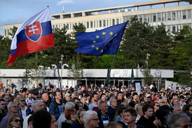 Predlog zakona kritizirajo opozicija, novinarji in medijske organizacije, saj menijo, da ta ogroža neodvisnost medijev in da hoče vlada RTVS zamenjati s sebi naklonjenim propagandnim medijem. FOTO: Radovan Stoklasa/Reuters