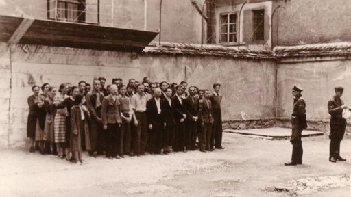 Nacistične okupacijske enote so poleti 1942 v celjskem Starem piskru pobijale talke in talce. Serijo fotografij o zločinu hrani Muzej novejše zgodovine Celje.