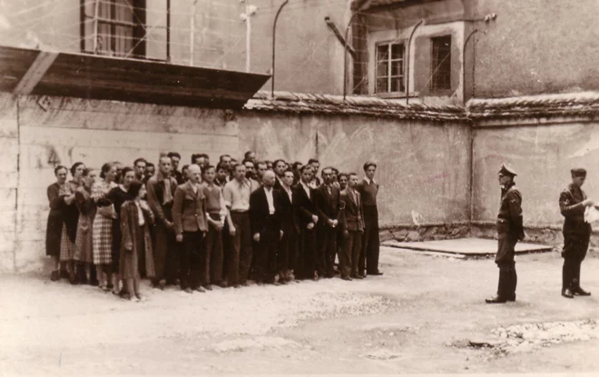 Nacistične okupacijske enote so poleti 1942 v celjskem Starem piskru pobijale talke in talce. Serijo fotografij o zločinu hrani Muzej novejše zgodovine Celje.