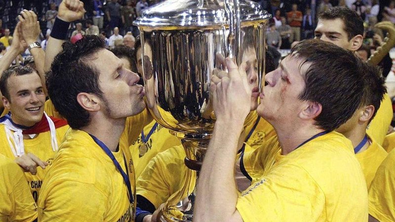 Fotografija: Renato Vugrinec in Sergej Rutenka sta v sezoni 2003/04 poljubila pokal za zmagovalca rokometne lige prvakov. FOTO: RK Celje