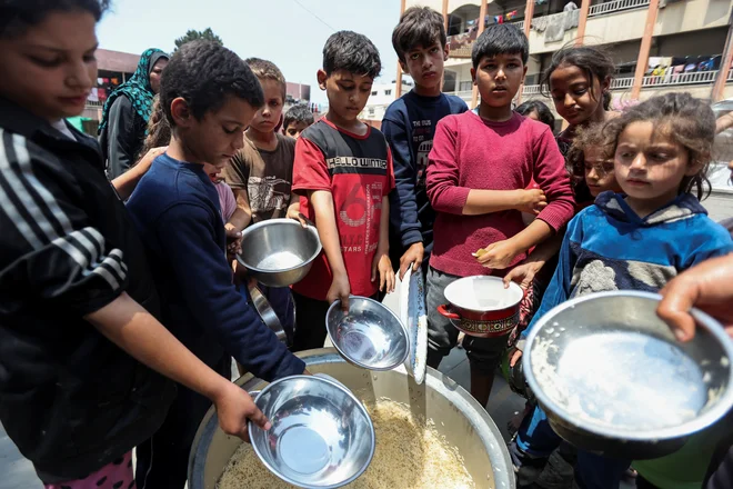 Po ocenah palestinskih zdravstvenih delavcev je v zadnjih tednih na območju umrlo približno 25 podhranjenih otrok. Čeprav podatkov palestinske oblasti ni mogoče neodvisno preveriti, uradniki Združenih narodov njihove ocene obravnavajo kot zanesljive. FOTO: Ramadan Abed/Reuters