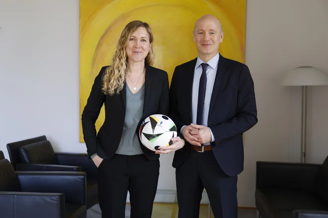 Natalie Kauther in Adrian Pollmann že prav nestrpno pričakujeta živahno nogometno poletje. FOTOGRAFIJE: Leon Vidic/Delo
