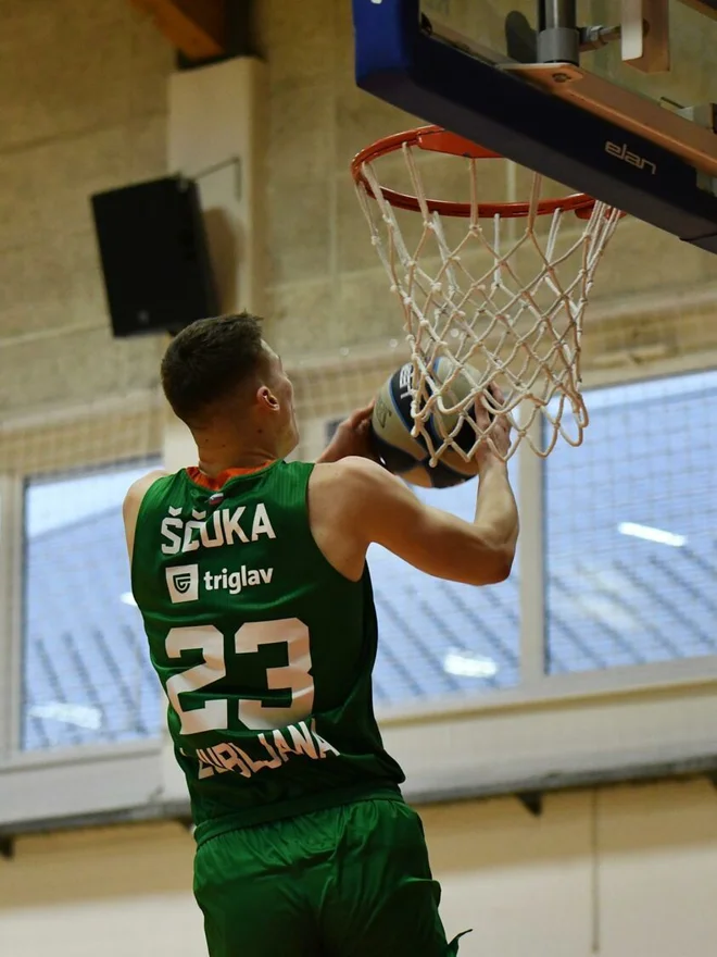 Luka Ščuka v atraktivni akciji pod obročem. Foto Cedevita Olimpija