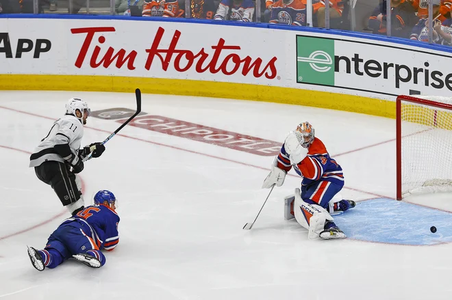 Izvrstni zadetek za zmago po podaljšku na 2. tekmi je bil eden od vrhuncev letošnje končnice LA Kings, ki se je končala (pre)hitro. FOTO: Perry Nelson/Reuters