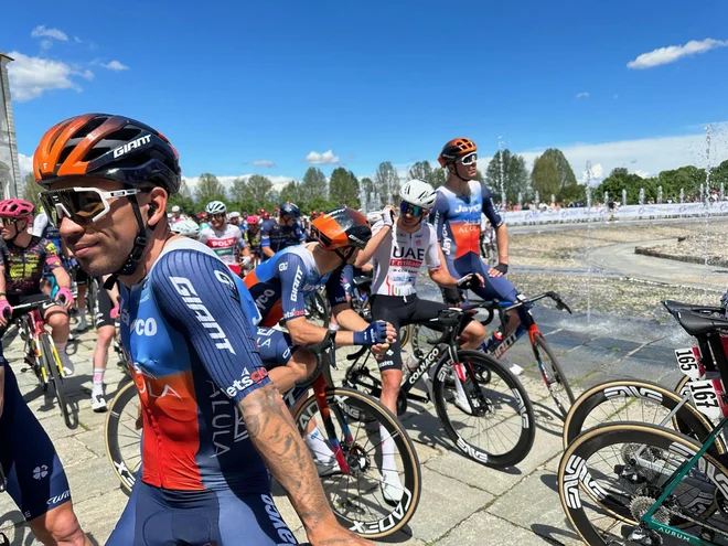 Pred startom prve etape. FOTO: Miha Hočevar/Delo