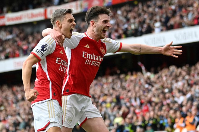 Leandro Trossard in Declan Rice sta se takole veselila enega od Arsenalovih golov. FOTO: Justin Tallis/AFP