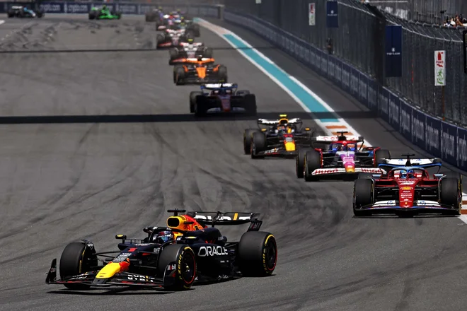 Max Verstappen na čelu kolone. FOTO: Peter Casey/Reuters