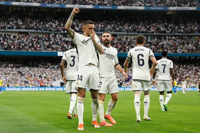 Joselu je enega od Realovih golov takole proslavil s soigralci. FOTO: Oscar Del Pozo/AFP
