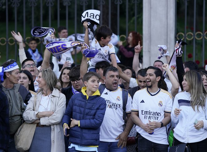 Realovi navijači v središču Madrida. FOTO: Ana Beltran/Reuters