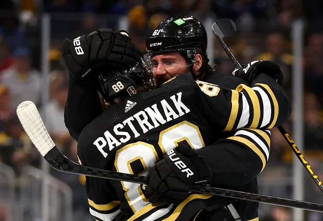 David Pastrnak je prvi zvezdnik Bostona, ki po lanskem presenetljivem izpadu v 1. krogu končnice tokrat ostaja v igri. FOTO: Maddie Meyer/AFP